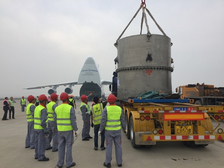 Ghanaian HEU loaded on a trailer during transport to China, 29 august 2017 (IAEA - Sandor Miklos Tozser) 460x345
